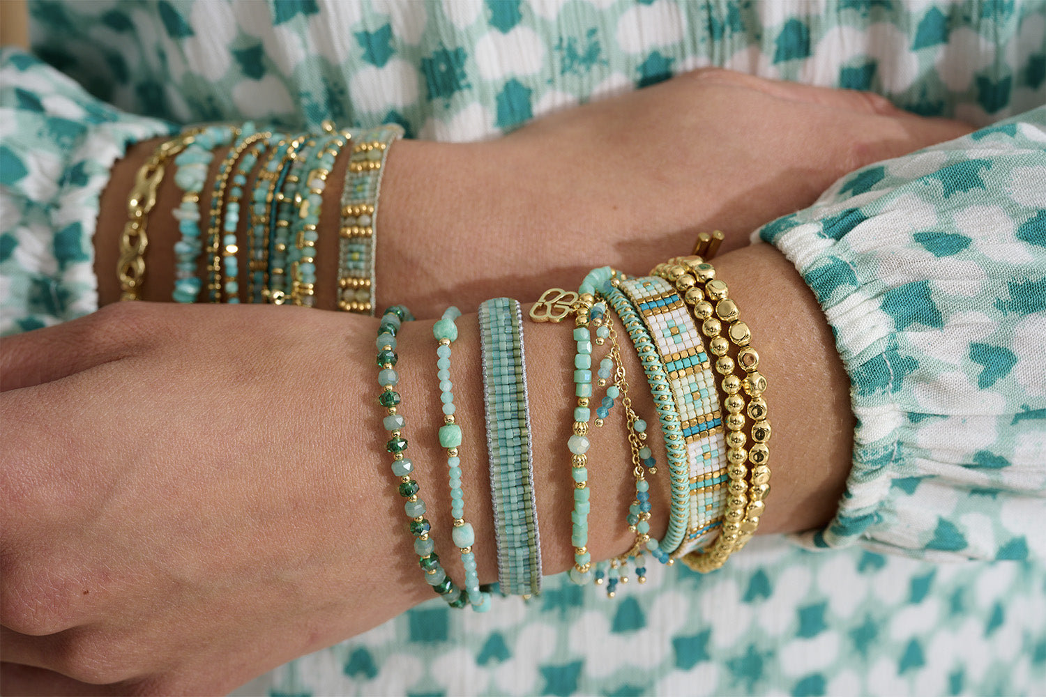 Mix and match to your hearts content to make this stunning Aqua, white and Turquiose and gold combinations.